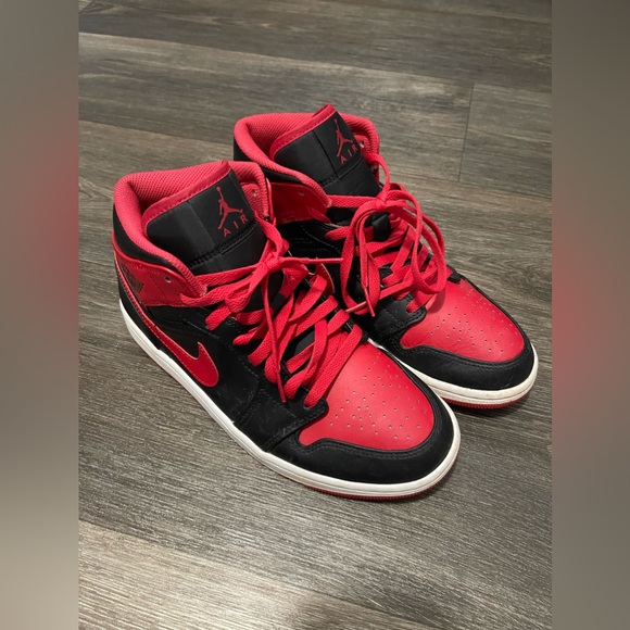 Boys size 8 Jordan 1 Mid Alternate Bred (2022) - Picture 1 of 4